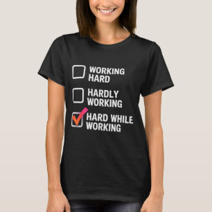 Hart während der Arbeit Lustige Erwachsenen-Checkl T-Shirt