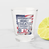 Harte Arbeit, hoch gebildet und erfolgreich... Schnapsglas (Vorderseite)