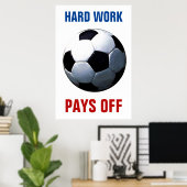 Harte Arbeit zahlt Fußball Motivierend aus Poster (Heimbüro)