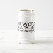 Harte Arbeit zerquetscht Talent-Tasse Bierglas (Mittel)