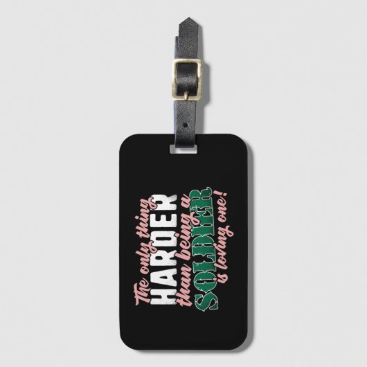 Härter als einen Soldaten zu lieben - Militärsprec Gepäckanhänger (Vorderseite Vertikal)