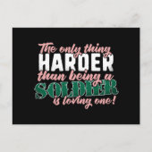 Härter als einen Soldaten zu lieben - Militärsprec Postkarte (Vorderseite)