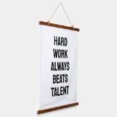 Hartes Arbeiten schlägt Talent immer Schwarz-Weiß- Wandteppich Mit Holzrahmen (Gewinkelt)
