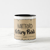 Hartford Notary Public Scroll Feather Quill Zweifarbige Tasse (Mittel)