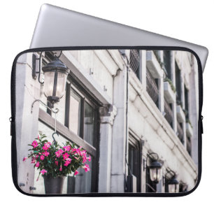 HARTPINK-BLUME AUF WEISS KONKRETEN GEBÄUDE AM TAG LAPTOPSCHUTZHÜLLE