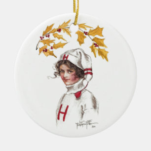 Harvard Coed im Winter mit Holly Branch Keramikornament