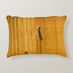 Harvester-Maschine im Feld. Harfen kombinieren Dekokissen