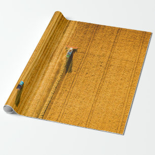 Harvester-Maschine im Feld. Harfen kombinieren Geschenkpapier