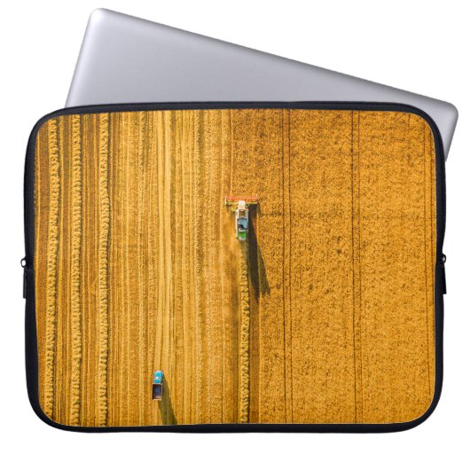 Harvester-Maschine im Feld. Harfen kombinieren Laptopschutzhülle (Vorderseite)