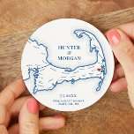 Harwich MA Wequassett Resort Cape Cod Wedding Runder Pappuntersetzer<br><div class="desc">Beifall zu großartigen Zeiten auf Cape Cod bei Ihrer Hochzeitsfeier an der Küste in Harwich mit diesen personalisierten Cape Cod Karte Papier-Untersetzer. Perfekte Untersetzer für Ihre Cape Cod Cam Bake, Engagement Party, Begrüßungs Willkommens-Party, Cocktail Hour oder Hochzeitsempfang in Harwich, MA, mit dem beweglichen Herzen direkt über Wequassett Resort und Golf...</div>