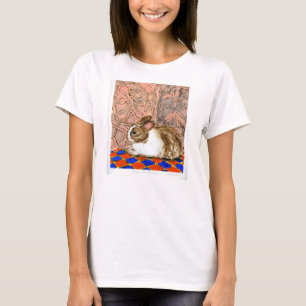 Häschen in einem T-Shirt der Frauen des Raum-I
