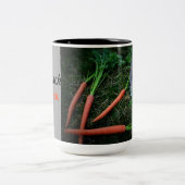 Häschen kaut Karotten/Tasse Zweifarbige Tasse (Mittel)