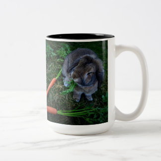 Häschen kaut Karotten/Tasse Zweifarbige Tasse