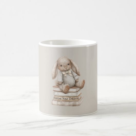 Häschen über Bücher Kaffeetasse (Mittel)