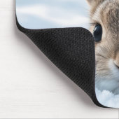 Hase in einer tiefen Schneewehe Mousepad (Ecke)