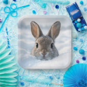 Hase in einer tiefen Schneewehe Pappteller (Party)