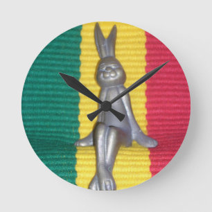 Hase in Rasta-Farben: Ein Hauch von Groovy Runde Wanduhr