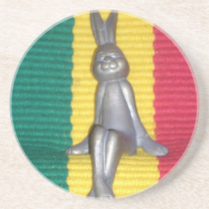 Hase in Rasta-Farben: Ein Hauch von Groovy Untersetzer