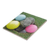 Hase mit rosa blaugelbem Ei Fliese (Seite)