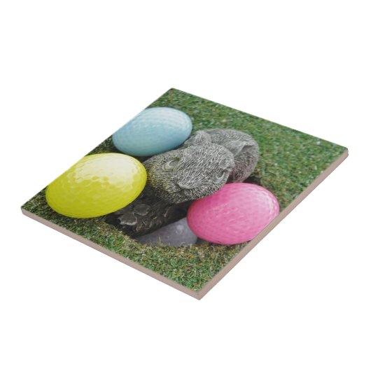 Hase mit rosa blaugelbem Ei Fliese (Seite)