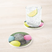Hase mit rosa blaugelbem Ei Getränkeuntersetzer (Seite)