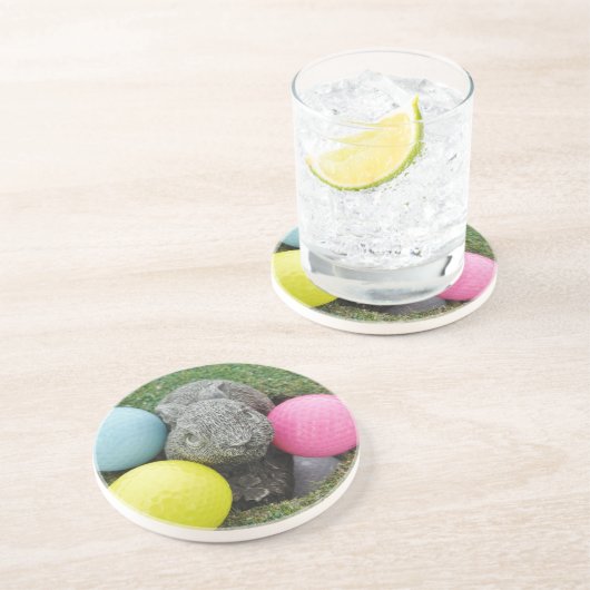 Hase mit rosa blaugelbem Ei Getränkeuntersetzer (Seite)