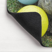 Hase mit rosa blaugelbem Ei Mousepad (Ecke)