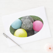 Hase mit rosa blaugelbem Ei Ovaler Aufkleber (Umschlag)