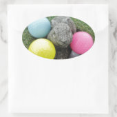 Hase mit rosa blaugelbem Ei Ovaler Aufkleber (Tasche)