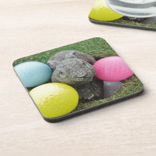 Hase mit rosa blaugelbem Ei Untersetzer (Linke Seite)