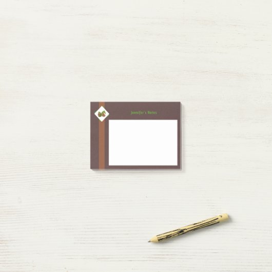 Haselnüsse und Brown Post-it Klebezettel (Auf Schreibtisch)