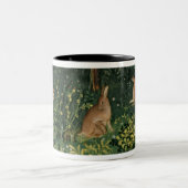 Hasen in einem Holz Zweifarbige Tasse (Mittel)