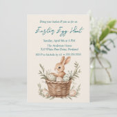 Hasen und Eier in Basket Beige Ostereier Jagd Einladung (Stehend Vorderseite)