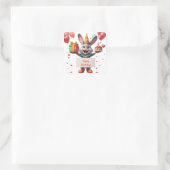 Hasenfeier mit Geschenk und Luftballons 🐰 Quadratischer Aufkleber (Tasche)