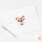 Hasenfeier mit Geschenk und Luftballons 🐰 Quadratischer Aufkleber (Umschlag)