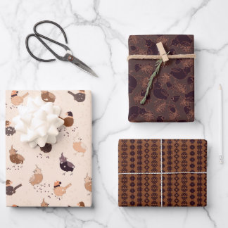 Hasenvögel mit Hüten und Weihnachtsschmuck auf W Geschenkpapier Set