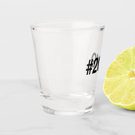 Hashtag 2019 6 Geburtstag Schnapsglas (Links)