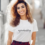 Hashtag # | Moderne Minimalistische Script Social  T-Shirt<br><div class="desc">Ein einfaches, stilvolles, individuelles Hashtag-Design, das leicht mit Ihrem Lieblings-Hash personalisiert werden kann, der in Ihrem Twitter, Instagram, Facebook, Pinterest oder Ihren anderen Social-Media-Accounts verwendet wird. Machen Sie Ihren eigenen #hashtag mit diesem benutzerdefinierten Design viraler! #YourHashtag in moderner minimalistischer Schrift handgeschriebene Typografie, fertig für Ihren individuellen Tag mit jedem aktuellen...</div>