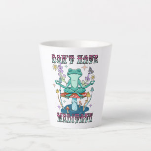 "Hasse nicht, meditiere" Friedlicher Frosch Milchtasse