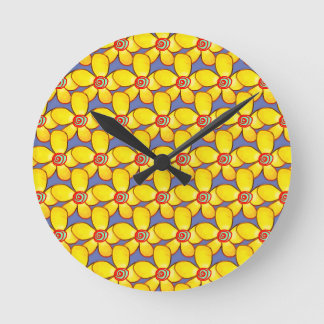 Hässliche seltsame gelbe Blumen auf Lavendel Runde Wanduhr