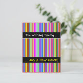 "... HAT EINE NEUE ZUHAUSE!" + Farbstreifen Ankündigungspostkarte (Stehend Vorderseite)