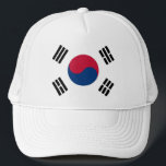 Hat mit Flagge Südkoreas Truckerkappe<br><div class="desc">Schützen Sie sich mit unserem Hut mit der Flagge Südkoreas von der Sonne im Stil! Mit viel Liebe zum Detail gestaltet, feiert dieser Hut das südkoreanische Erbe und den kulturellen Stolz mit seinem charakteristischen Taegukgi-Design. Die Fahne hat einen weißen Hintergrund mit einem roten und blauen Yin-Yang-Symbol in der Mitte, das...</div>