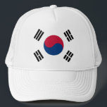 Hat mit Flagge Südkoreas Truckerkappe<br><div class="desc">Schützen Sie sich mit unserem Hut mit der Flagge Südkoreas von der Sonne im Stil! Mit viel Liebe zum Detail gestaltet, feiert dieser Hut das südkoreanische Erbe und den kulturellen Stolz mit seinem charakteristischen Taegukgi-Design. Die Fahne hat einen weißen Hintergrund mit einem roten und blauen Yin-Yang-Symbol in der Mitte, das...</div>