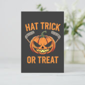 Hat Trick oder Treat Spooky Halloween Eishockey Einladung (Stehend Vorderseite)