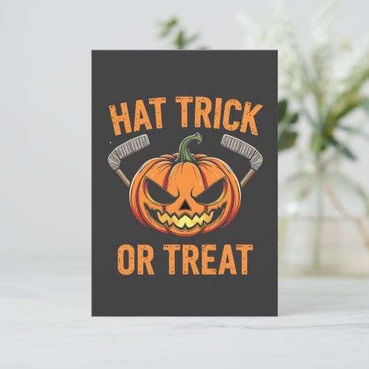 Hat Trick oder Treat Spooky Halloween Eishockey Einladung (Stehend Vorderseite)