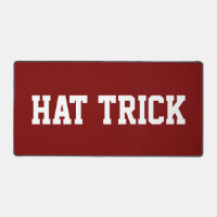 HAT TRICK Sporty Weiße Hockey-Schrift auf Tiefrot