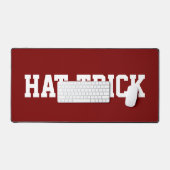 HAT TRICK Sporty White Hockey Text On Deep Red Schreibtischunterlage (Tastatur & Maus)