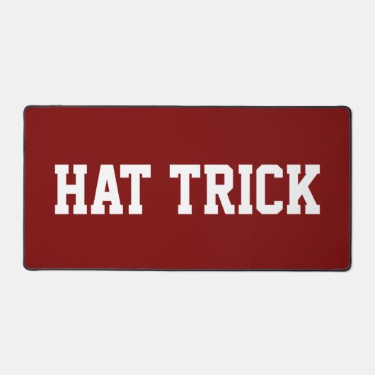 HAT TRICK Sporty White Hockey Text On Deep Red Schreibtischunterlage (Vorderseite)