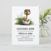 Hatching Soon Cute Dinosaur Baby Shower Einladung (Stehend Vorderseite)