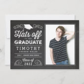 Hats Off Abschluss Chalkboard Einladung (Vorderseite)